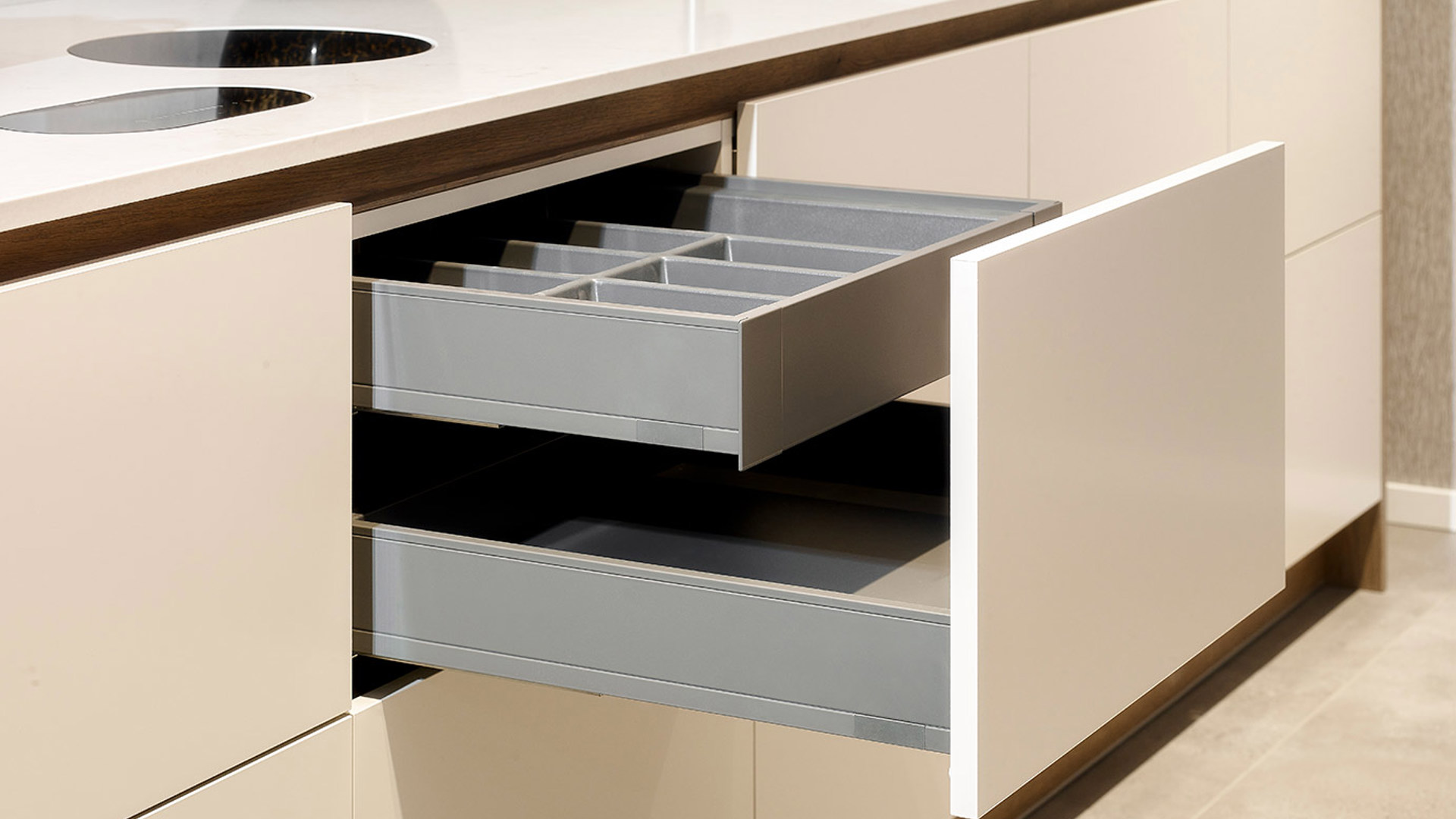 Luxe greeploze keuken, lade met binnenlade