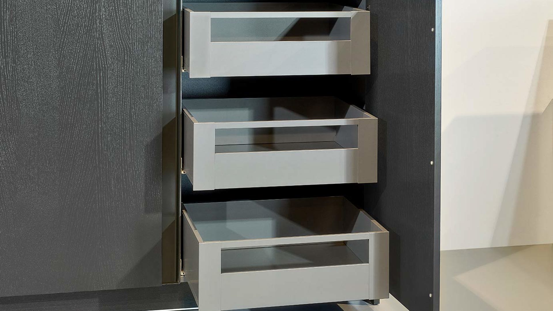 Moderne groene keuken, lades achter kastdeur