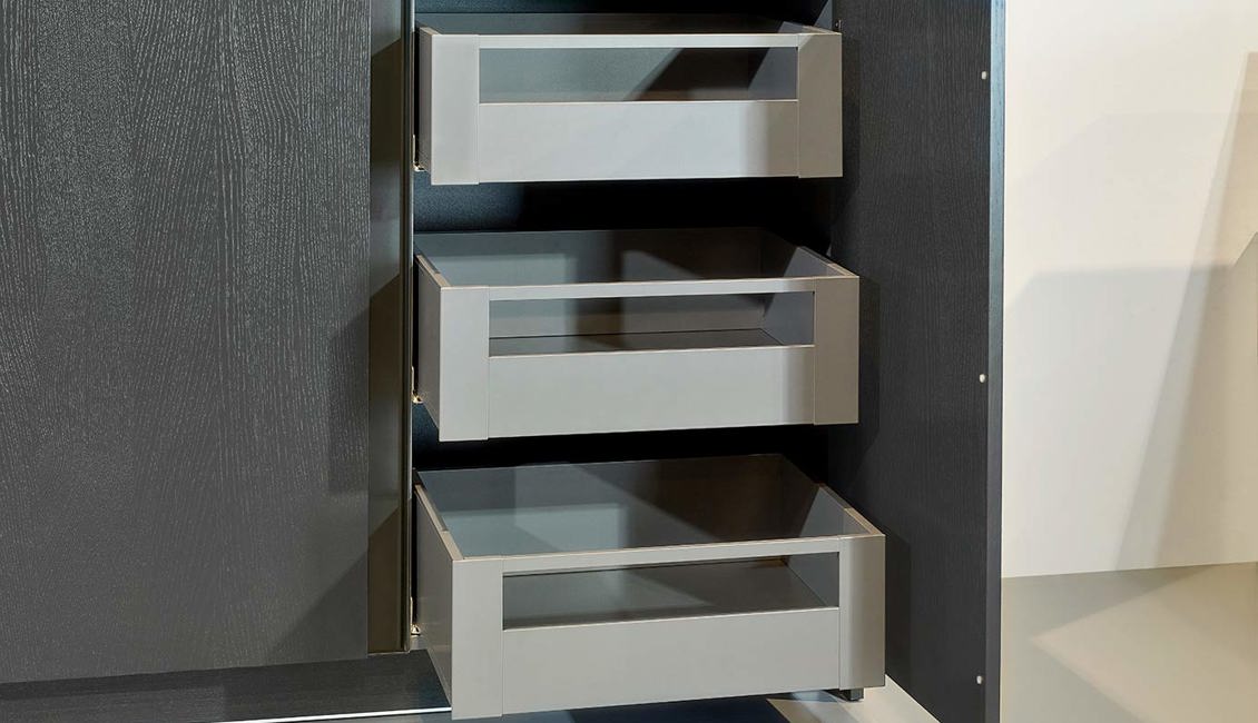 Moderne groene keuken, lades achter kastdeur