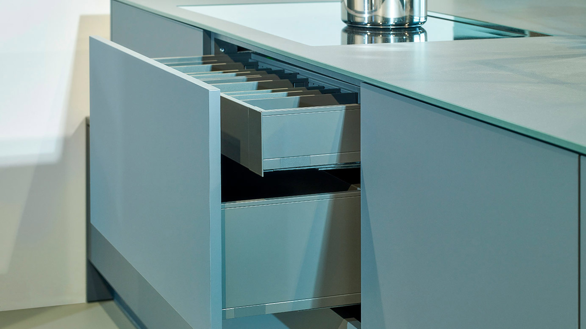 Moderne groene keuken, lade met binnenlade