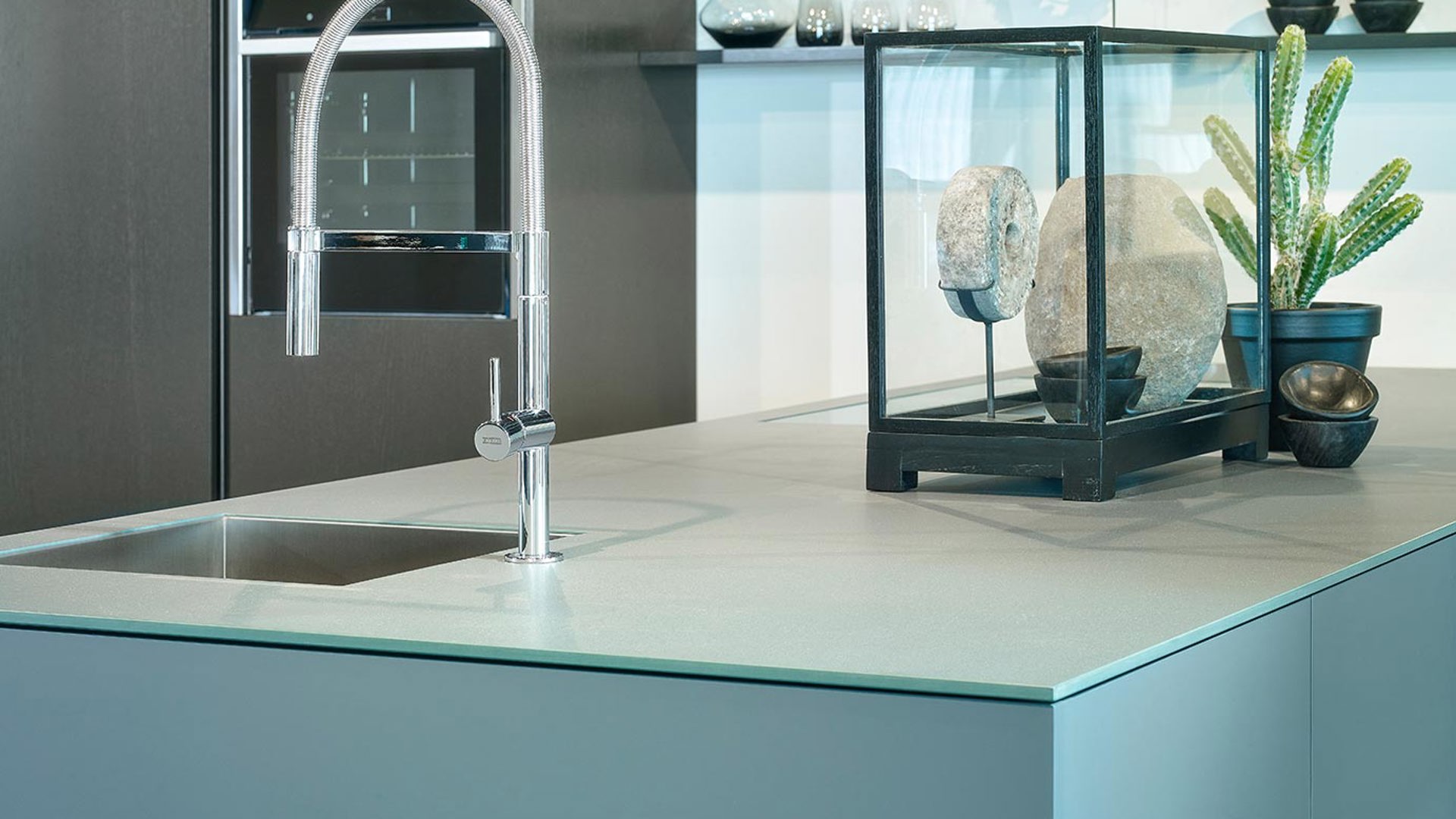 Moderne groene keuken, kraan en spoelbak