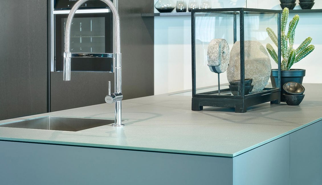 Moderne groene keuken, kraan en spoelbak