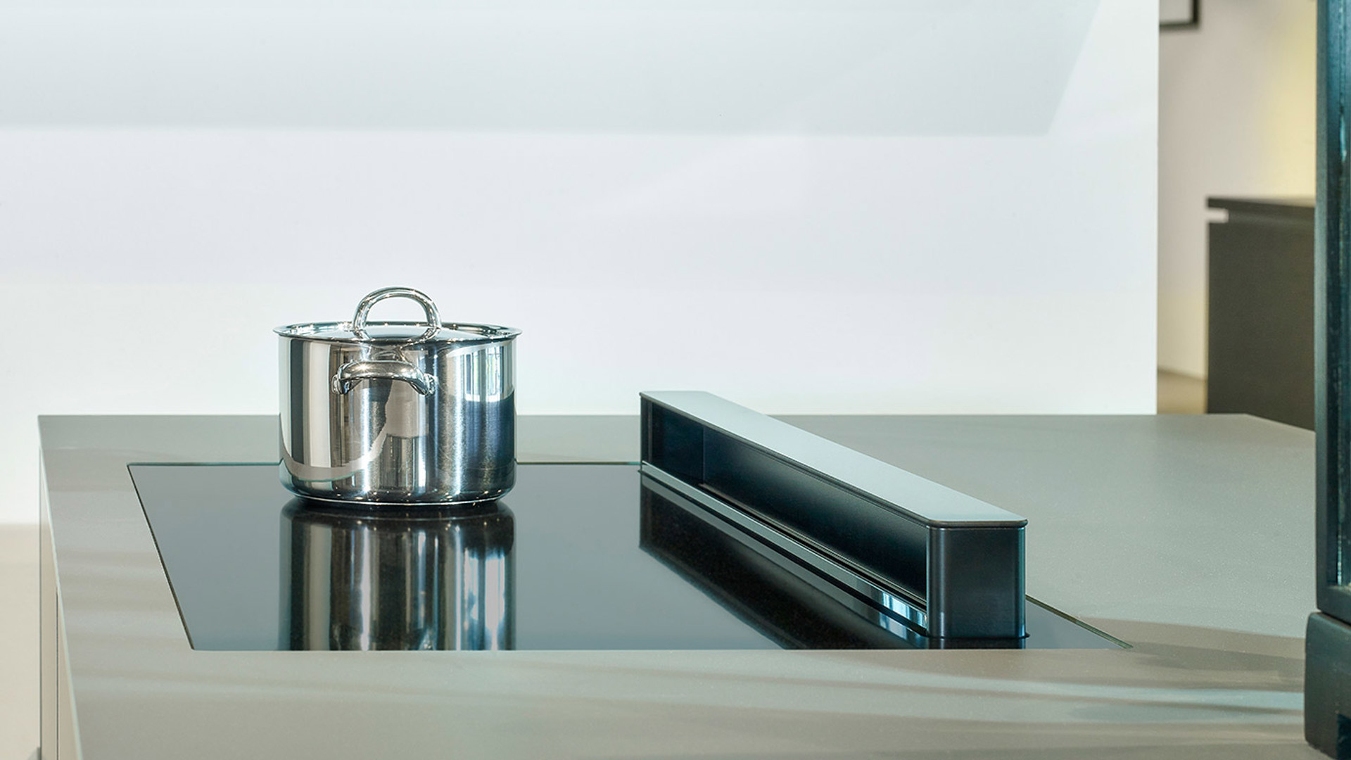 Moderne groene keuken, inductiekookplaat