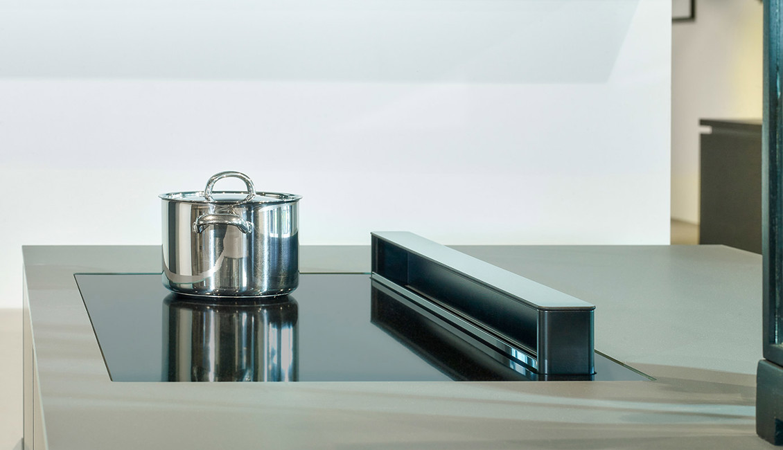 Moderne groene keuken, inductiekookplaat