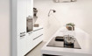 Moderne witte keuken, kastenwand