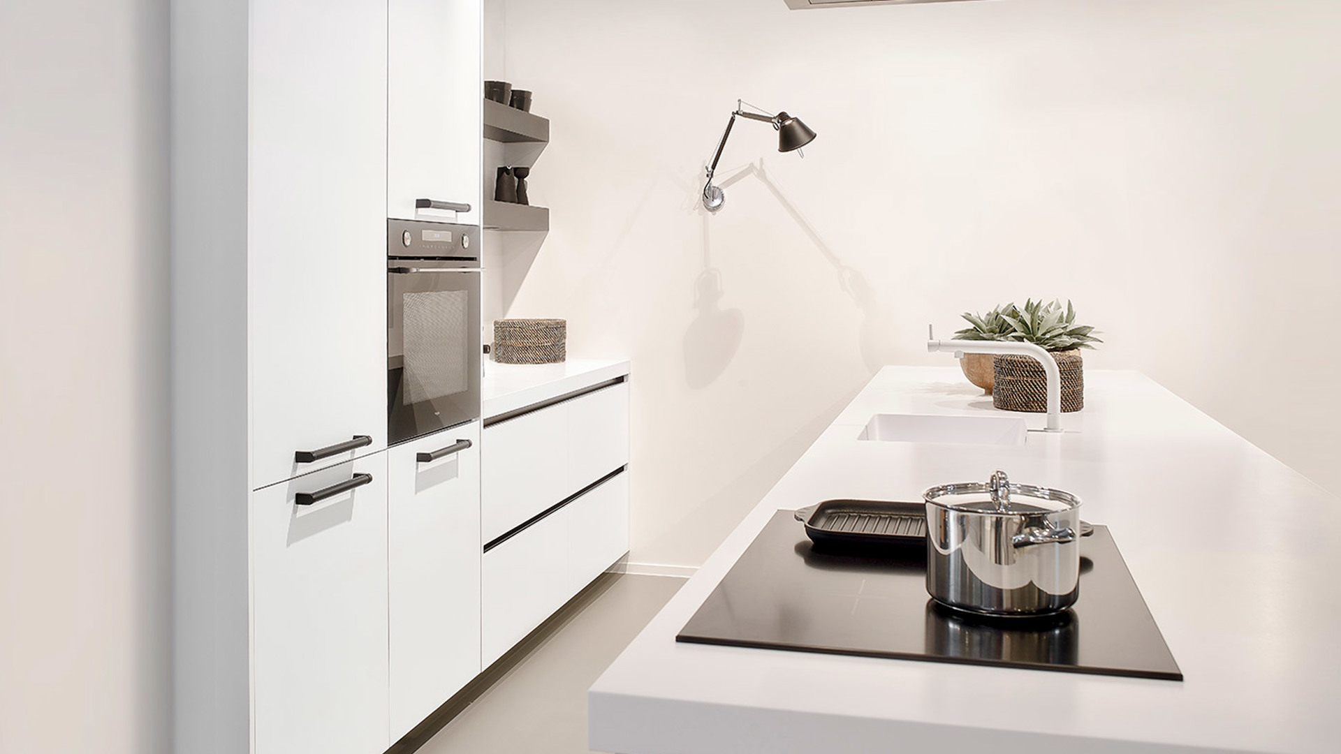 Moderne witte keuken, kastenwand