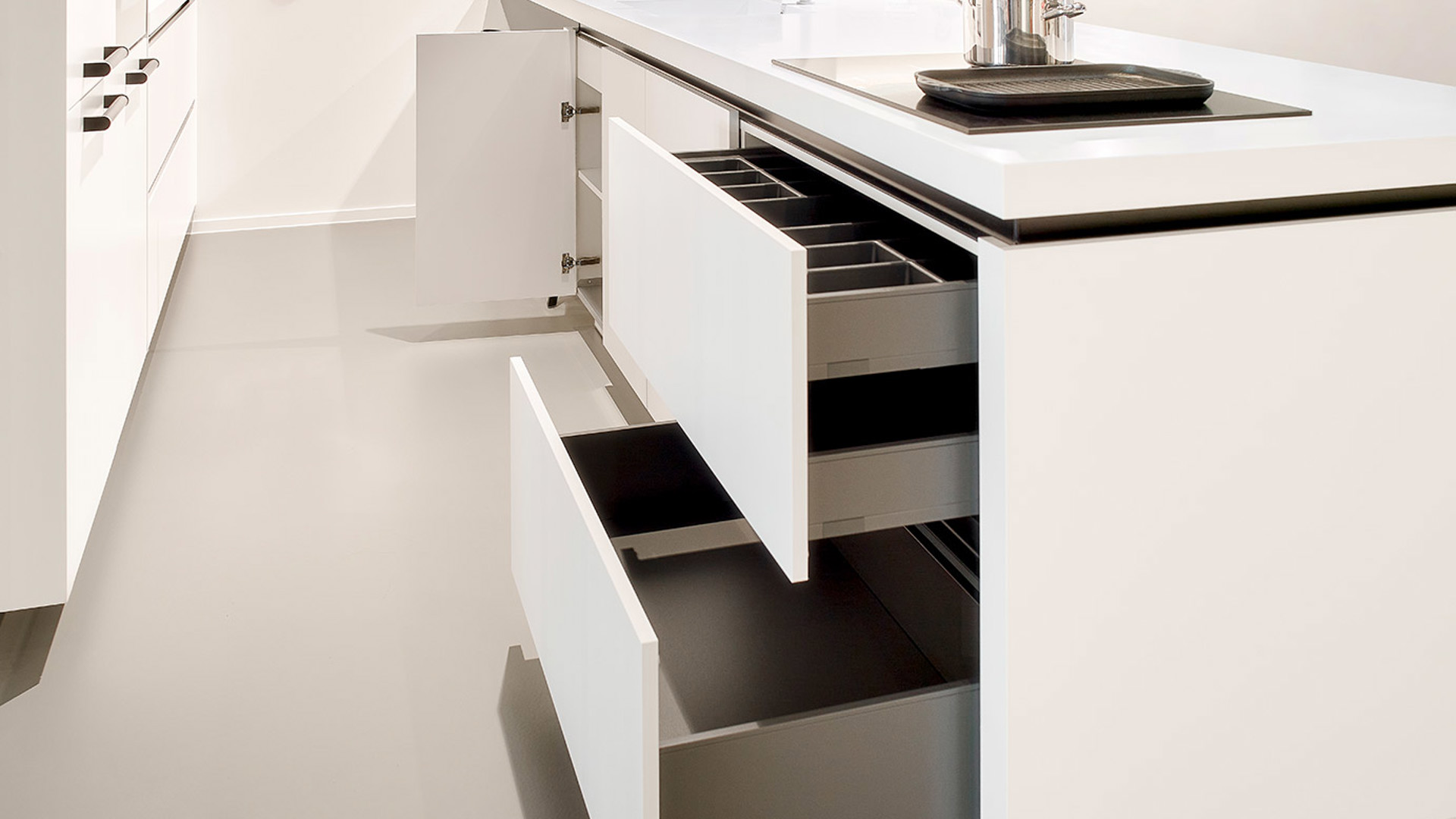 Moderne witte keuken, lades