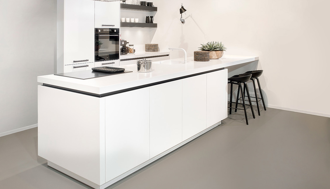 Moderne witte keuken, greeploos