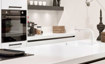 Moderne witte keuken, werkblad corian