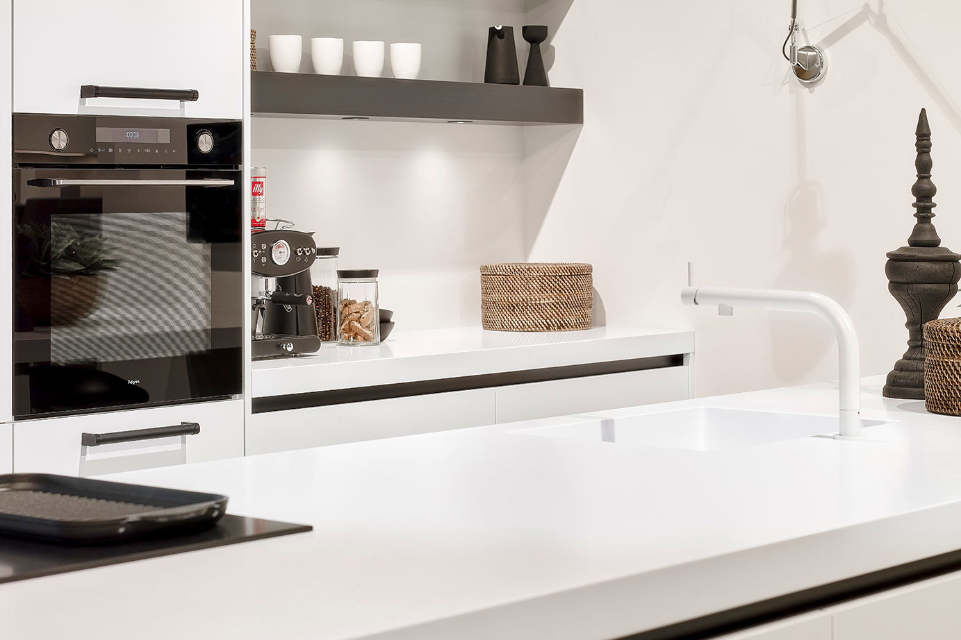 Moderne witte keuken, werkblad corian