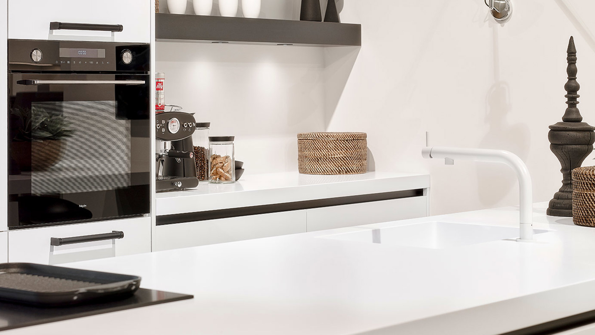 Moderne witte keuken, werkblad corian