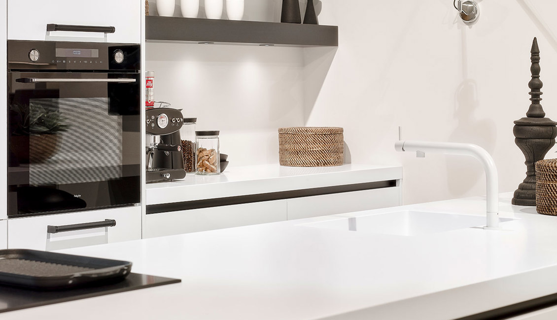 Moderne witte keuken, werkblad corian