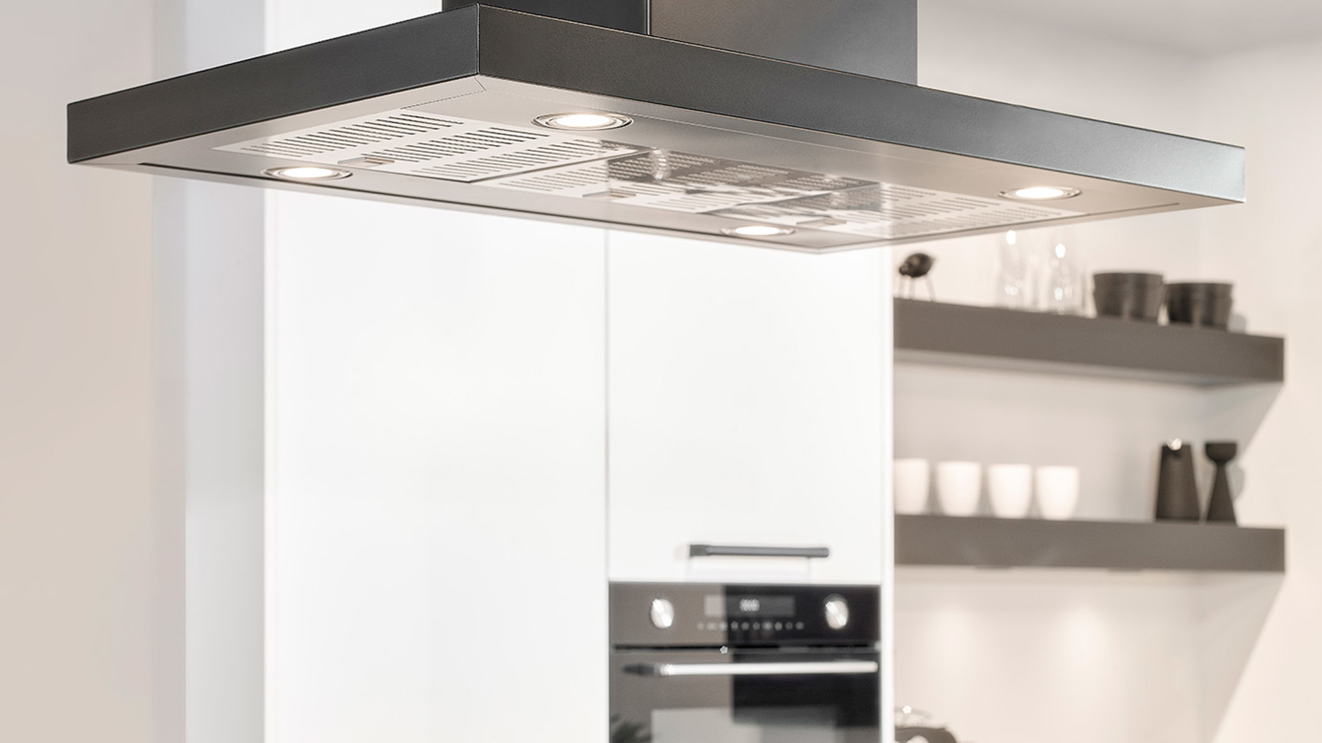 Moderne witte keuken, afzuigkap