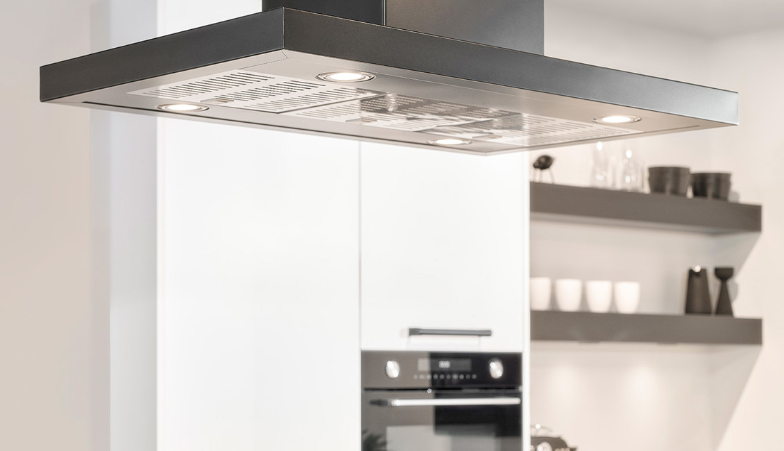 Moderne witte keuken, afzuigkap