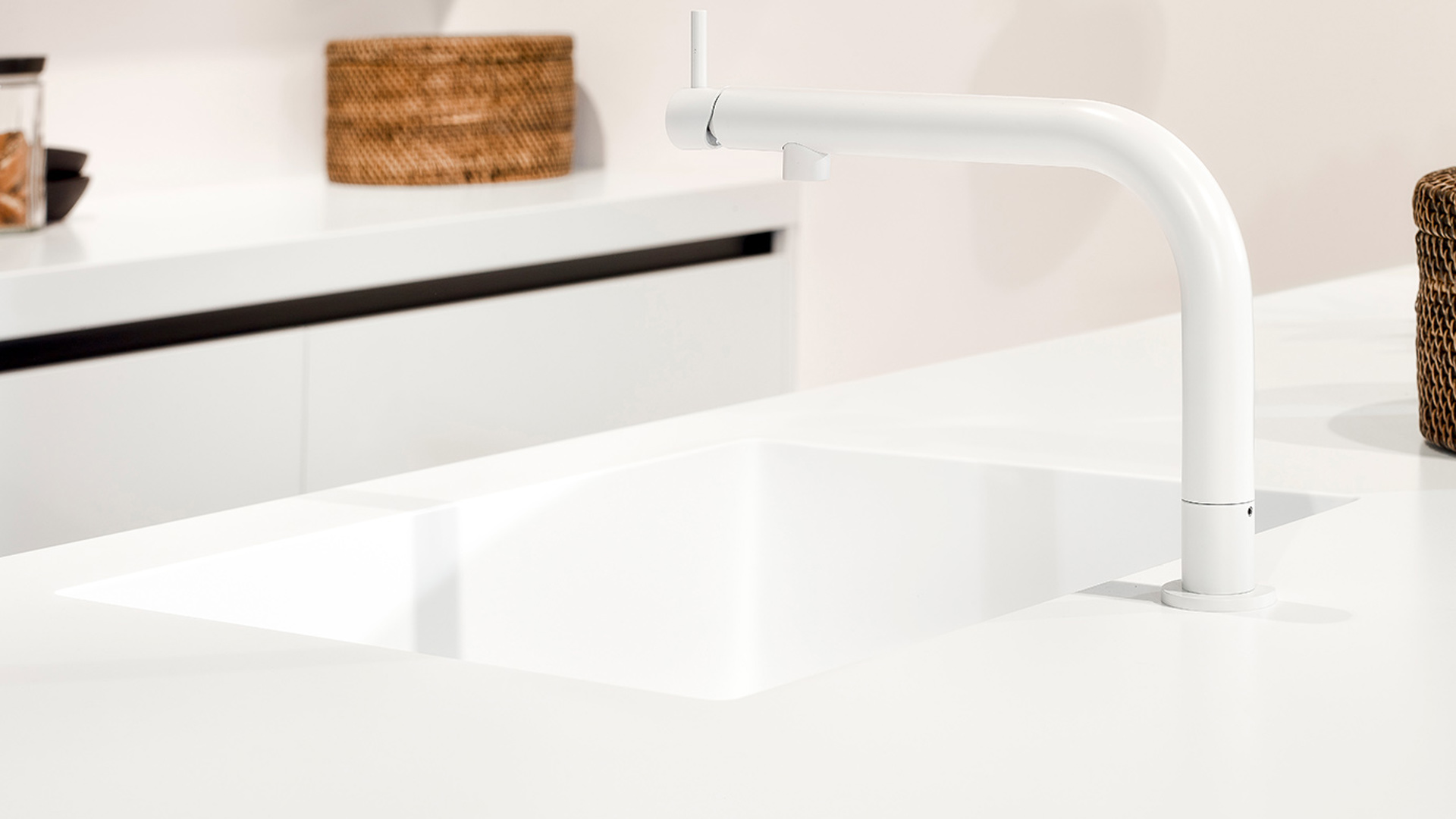 Moderne witte keuken, witte kraan en spoelbak