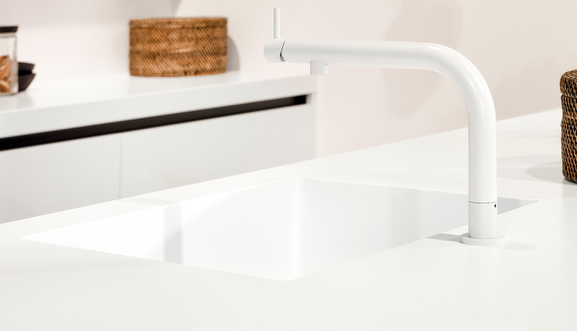Moderne witte keuken, witte kraan en spoelbak