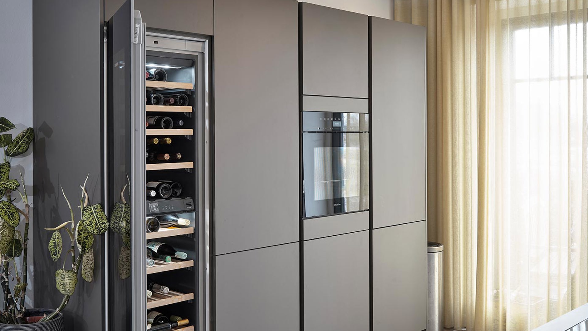 Moderne keuken met luxe apparatuur in kastenwand