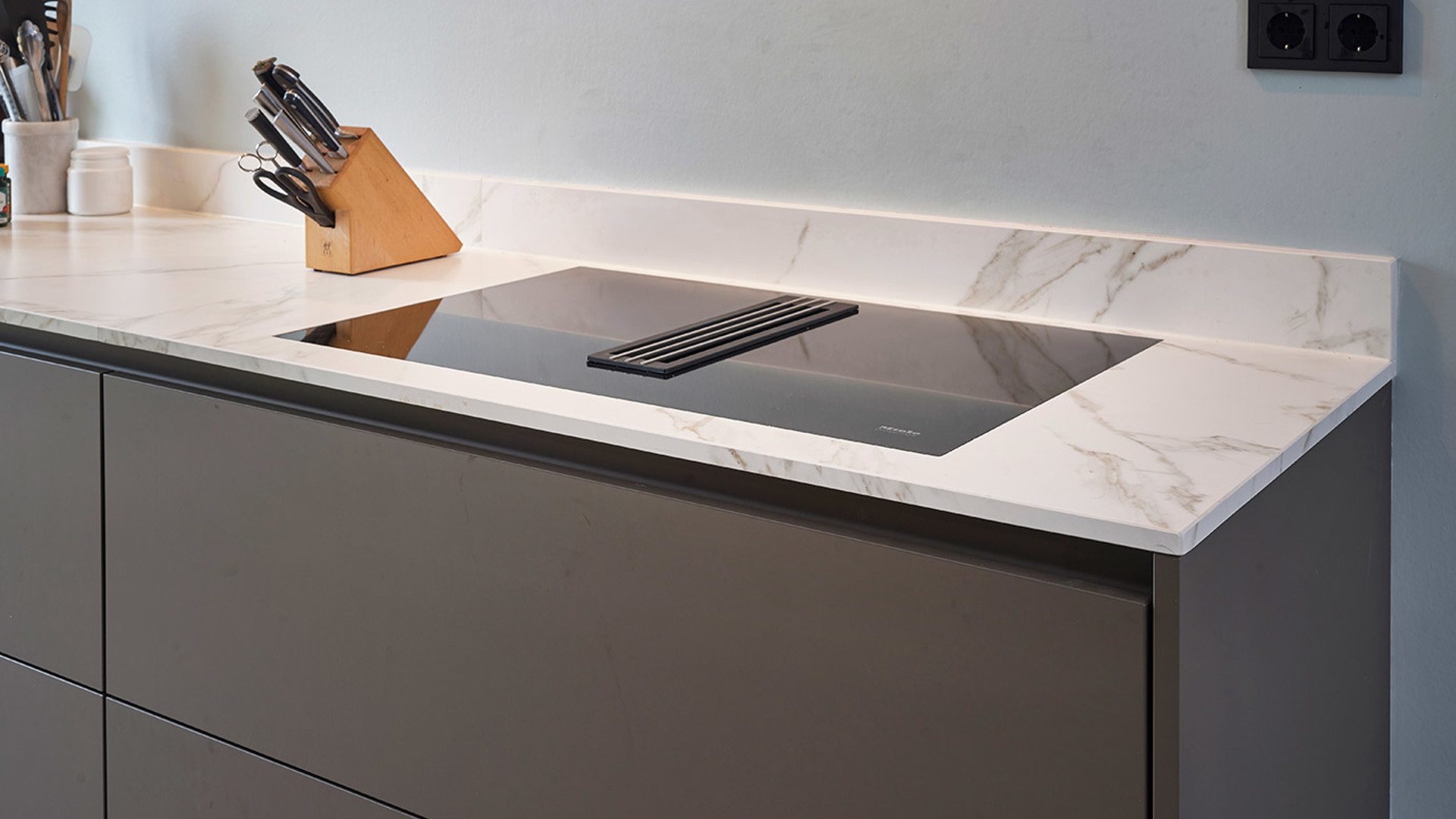 Greeploze moderne keuken met keramiek aanrechtblad in marmerlook