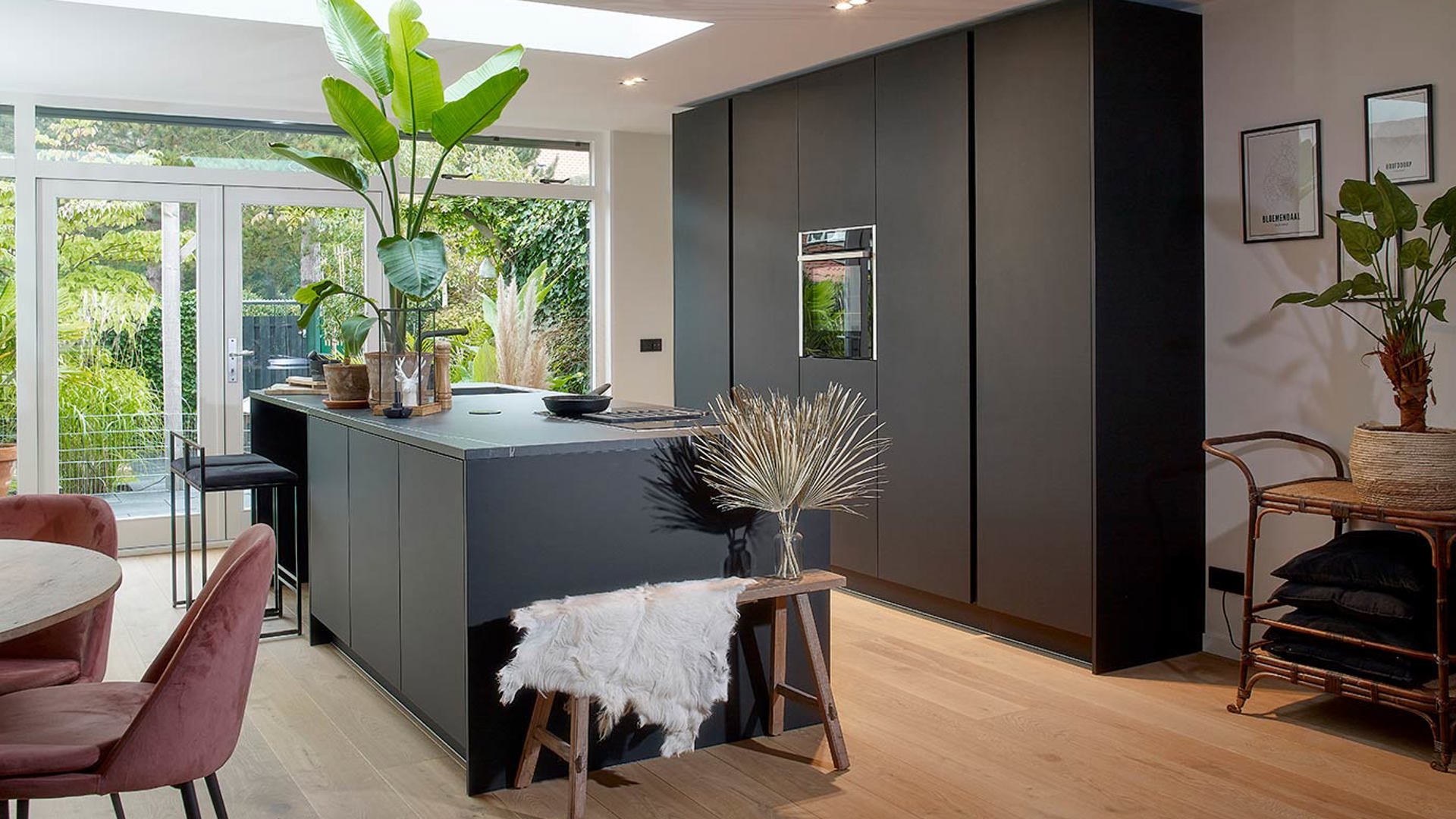 Mat zwarte keuken met eiland