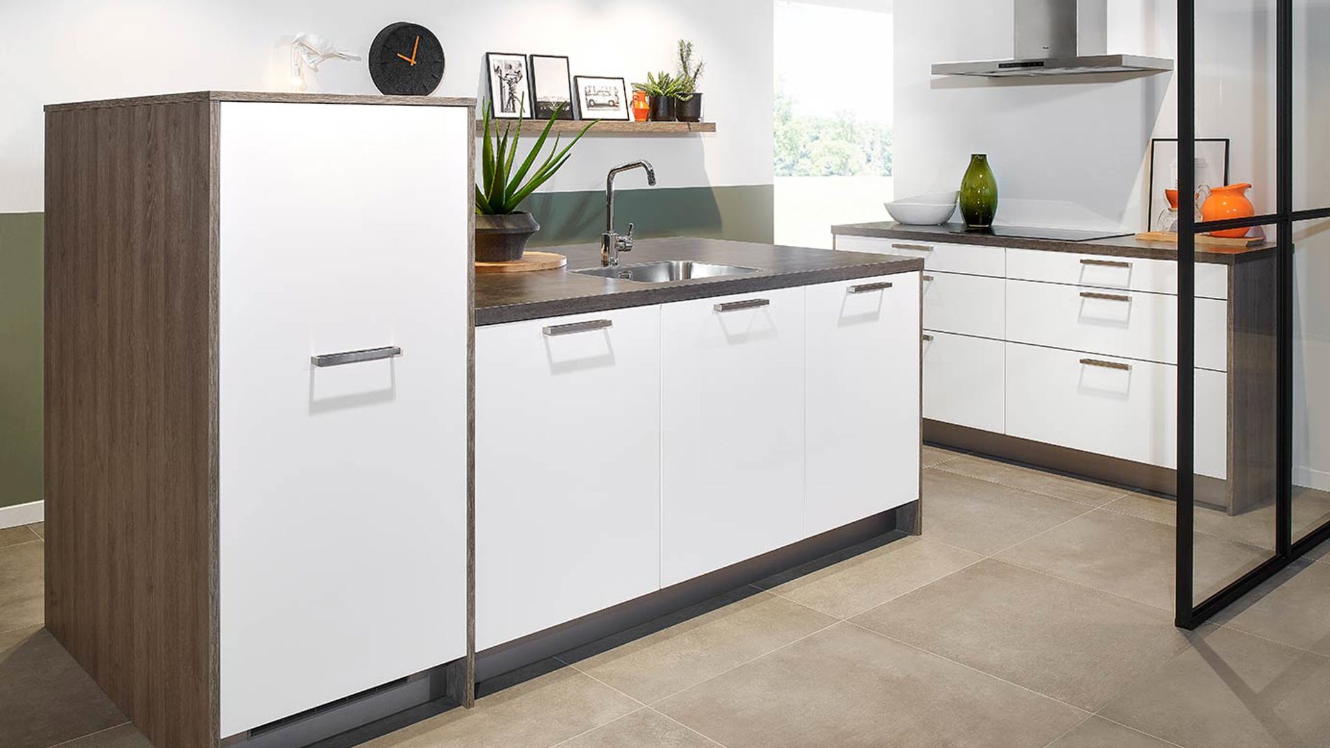 Witte tijdloze keuken met eiland