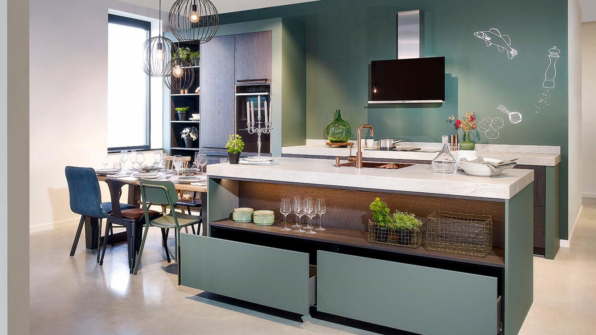 Groene keuken met eiland
