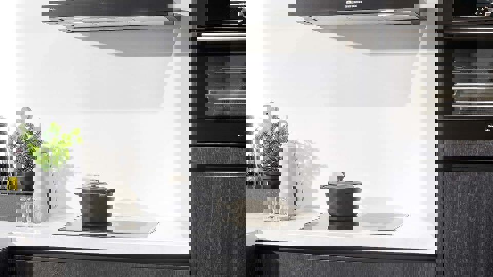 Houten keuken moderne apparatuur