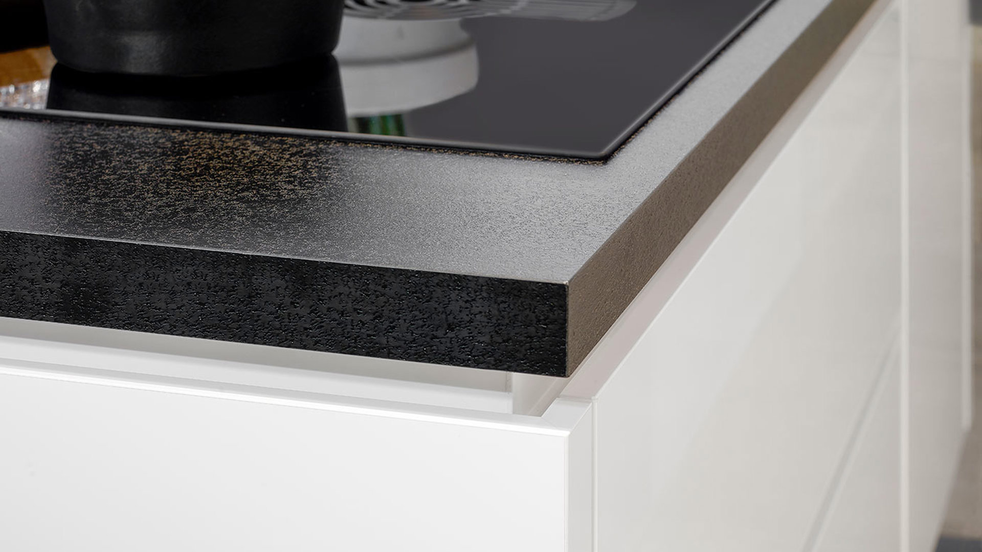 Witte keuken met eiland, werkblad kunststof