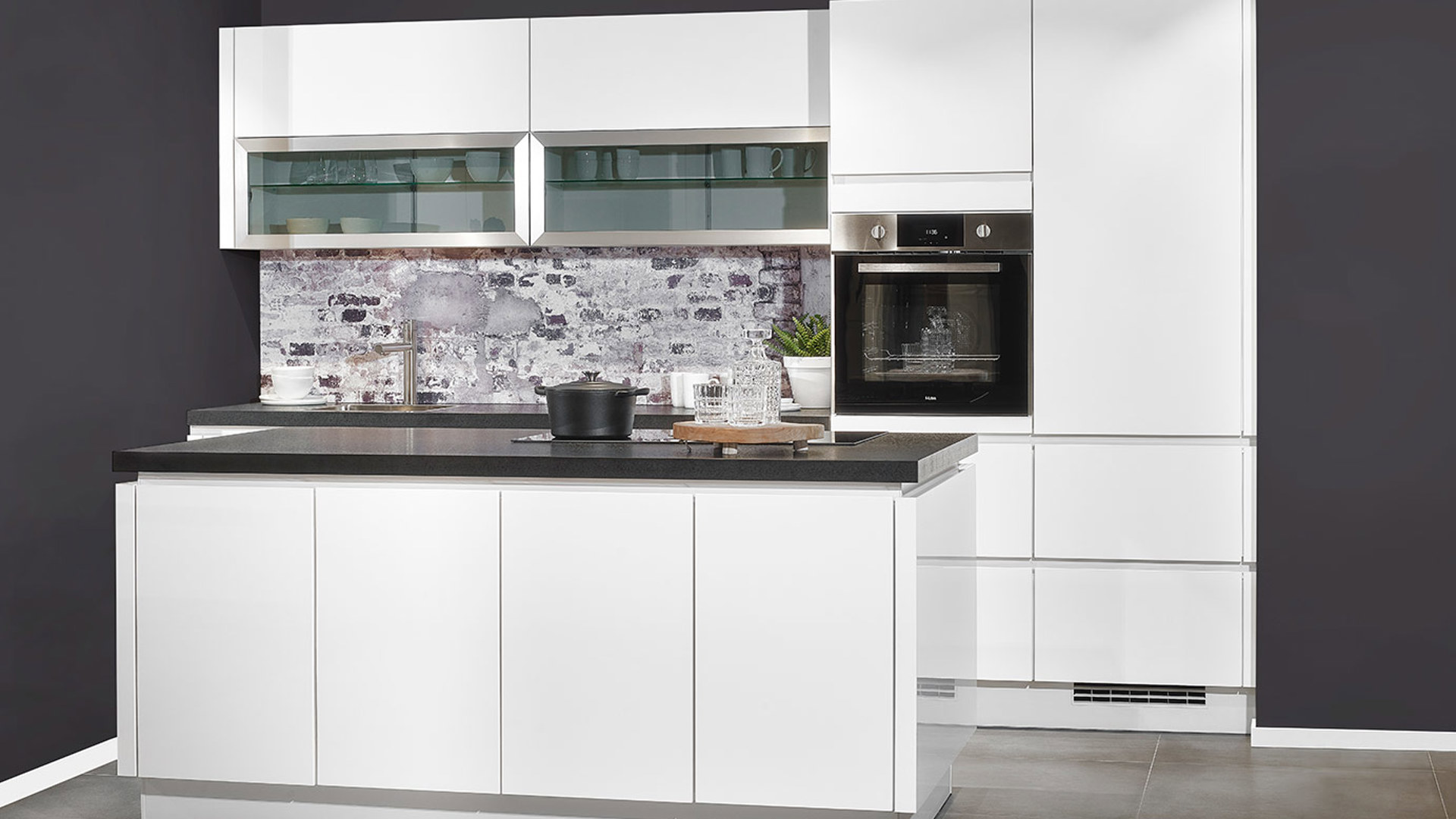 Witte keuken met eiland