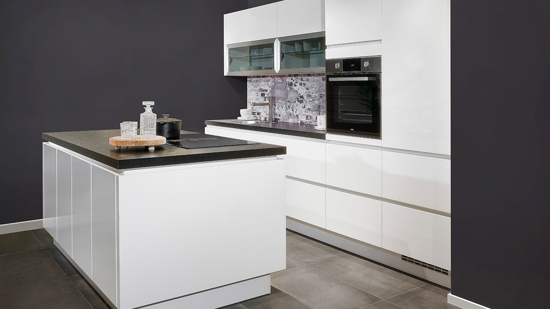 Witte keuken met eiland, greeploos