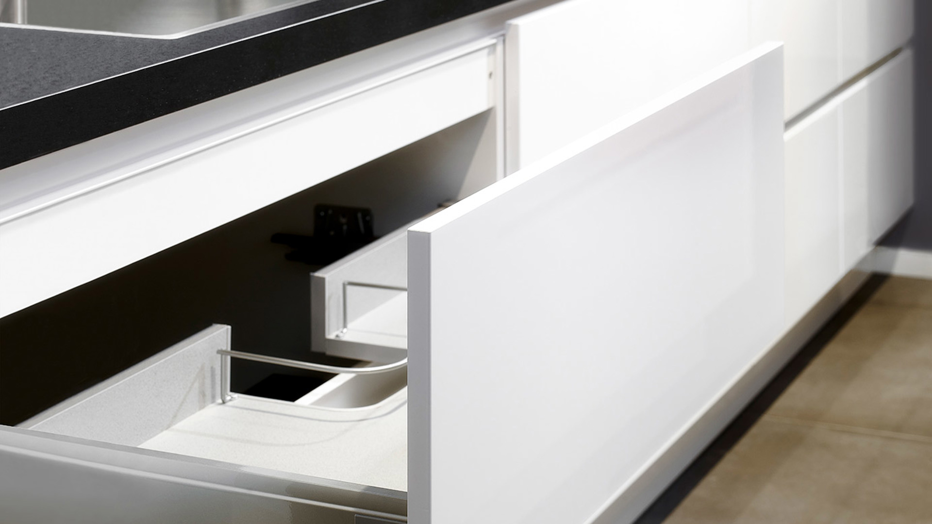 Witte keuken met eiland, brede lade