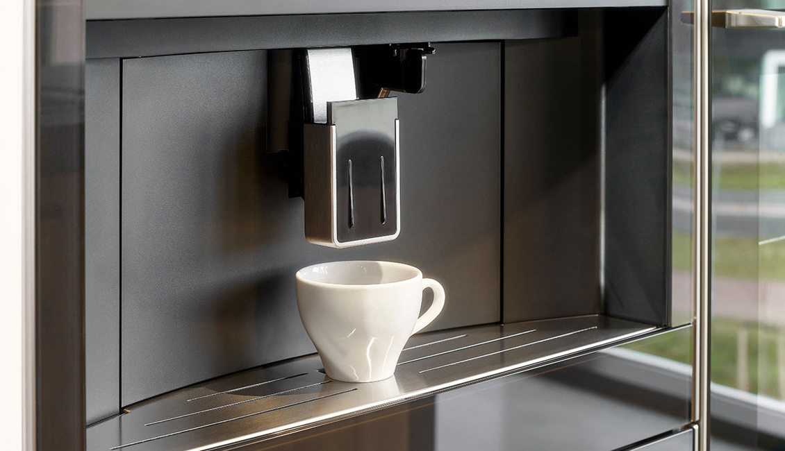Moderne luxe keuken, inbouw koffiemachine