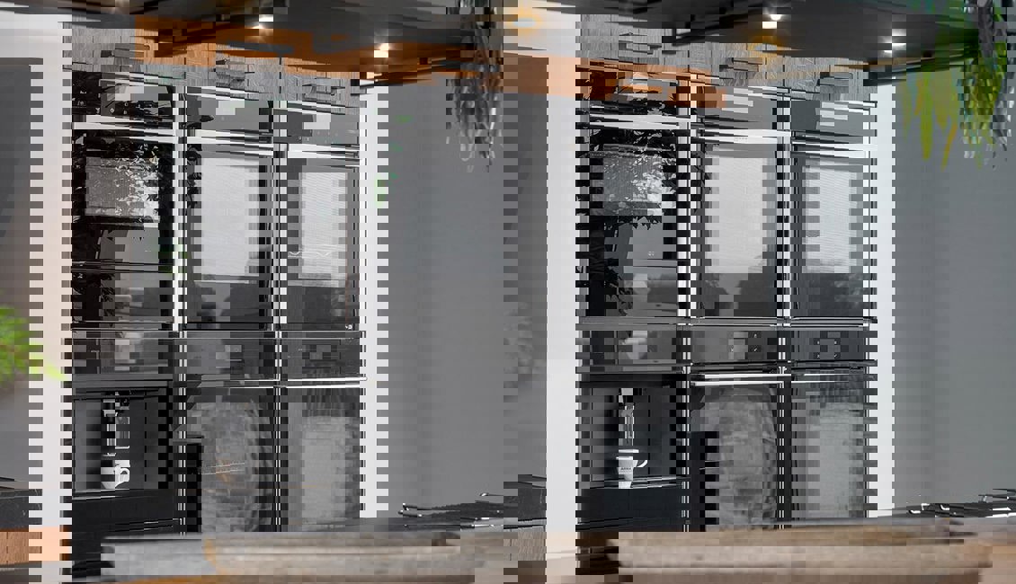 Moderne luxe keuken, apparatuur in kastenwand