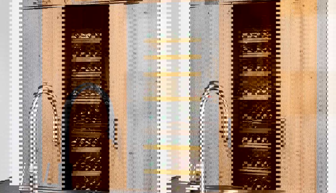 Moderne luxe keuken, wijnkoeler