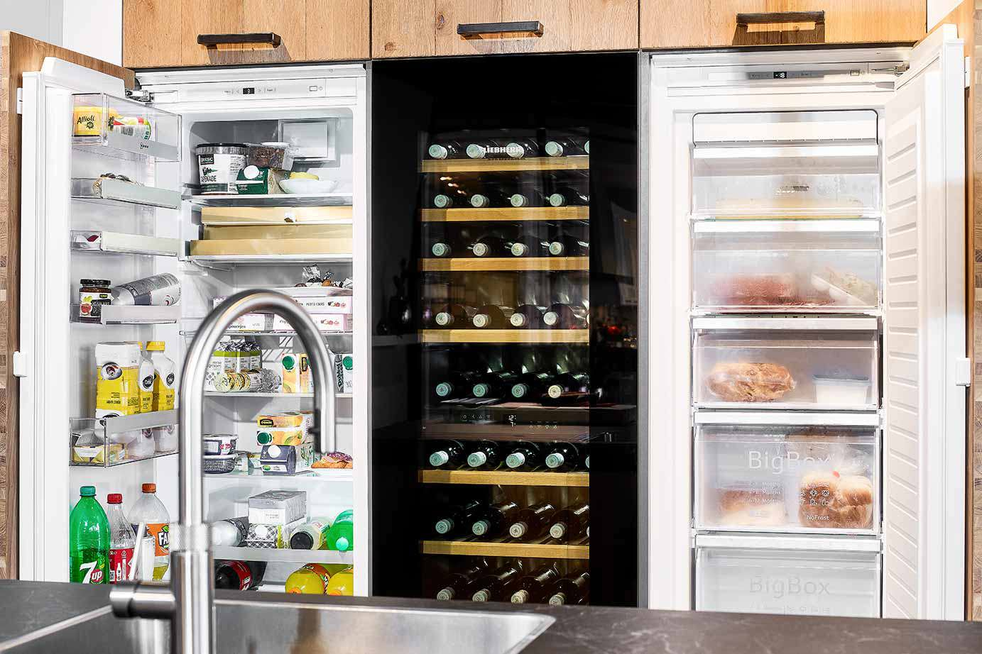 Moderne luxe keuken, koelkast en vriezer