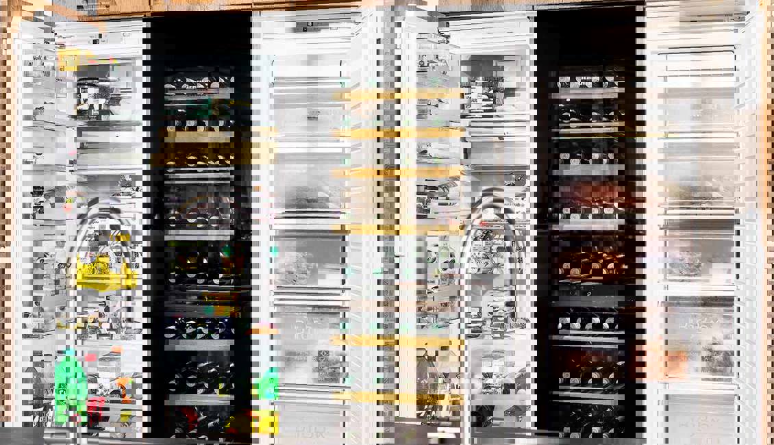 Moderne luxe keuken, koelkast en vriezer