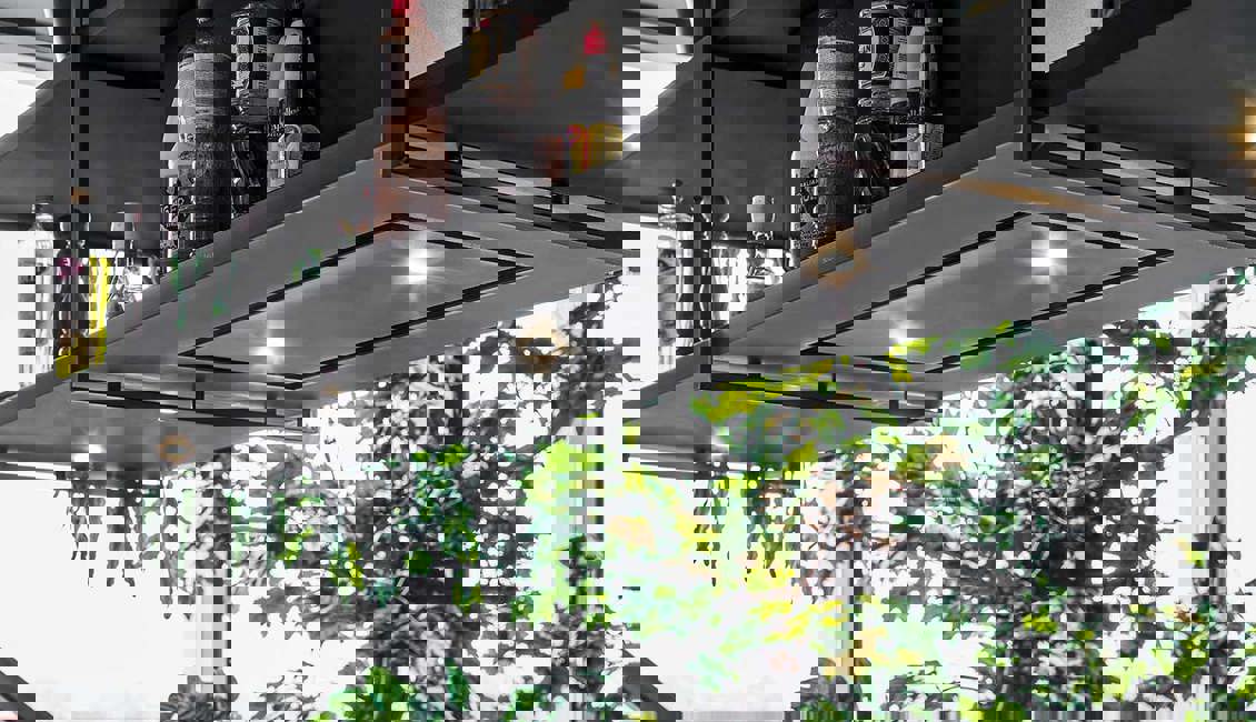 Moderne luxe keuken, afzuigkap met stalen rek