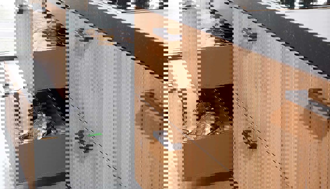 Moderne luxe keuken, brede lade met handgreep