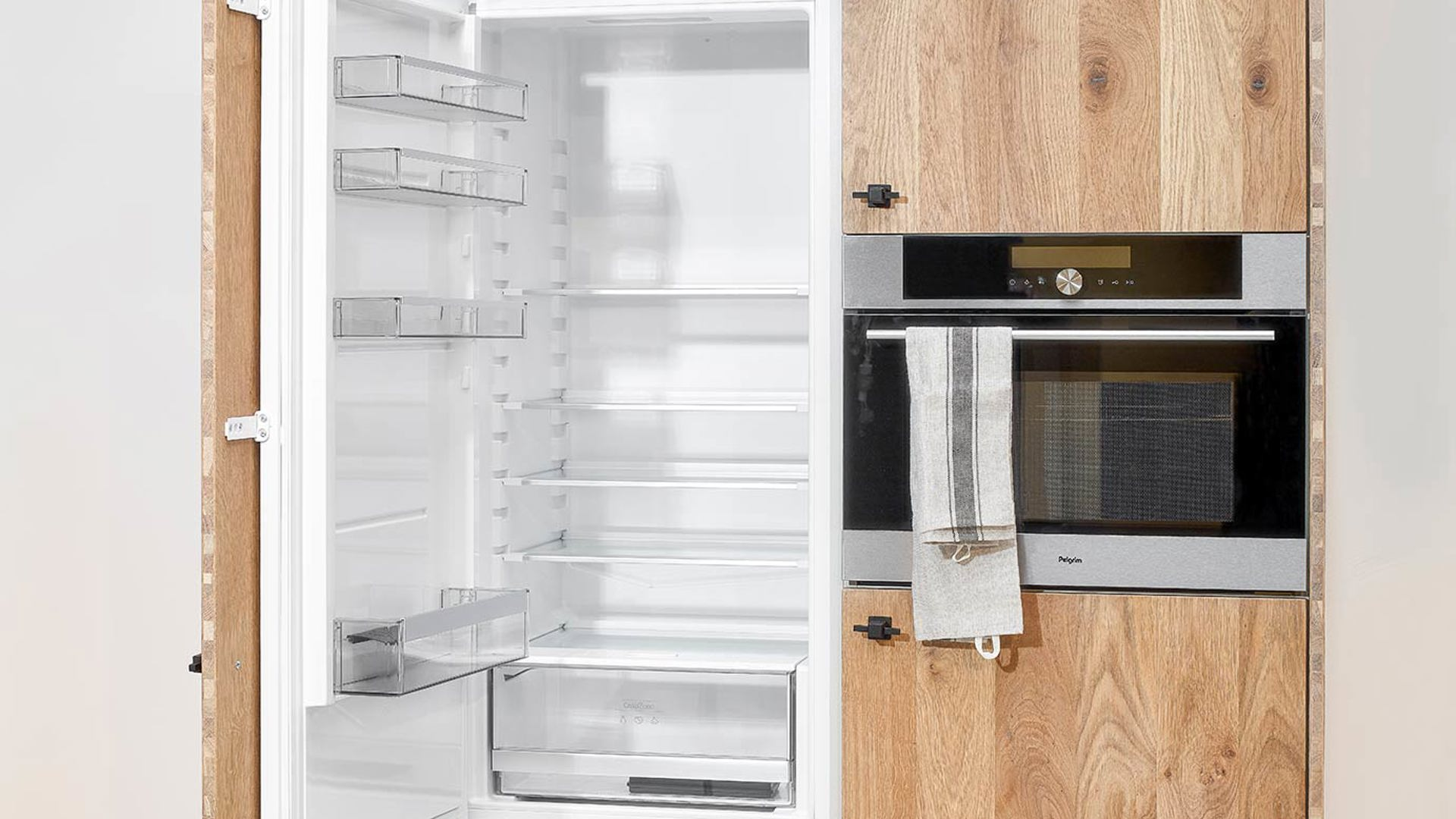 Moderne houten keuken, koelkast