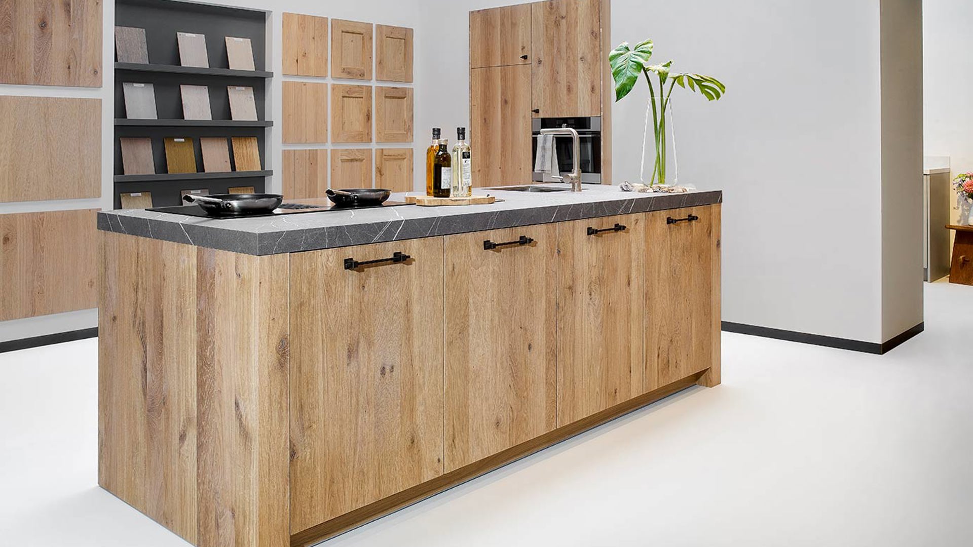 Moderne houten keuken met eiland