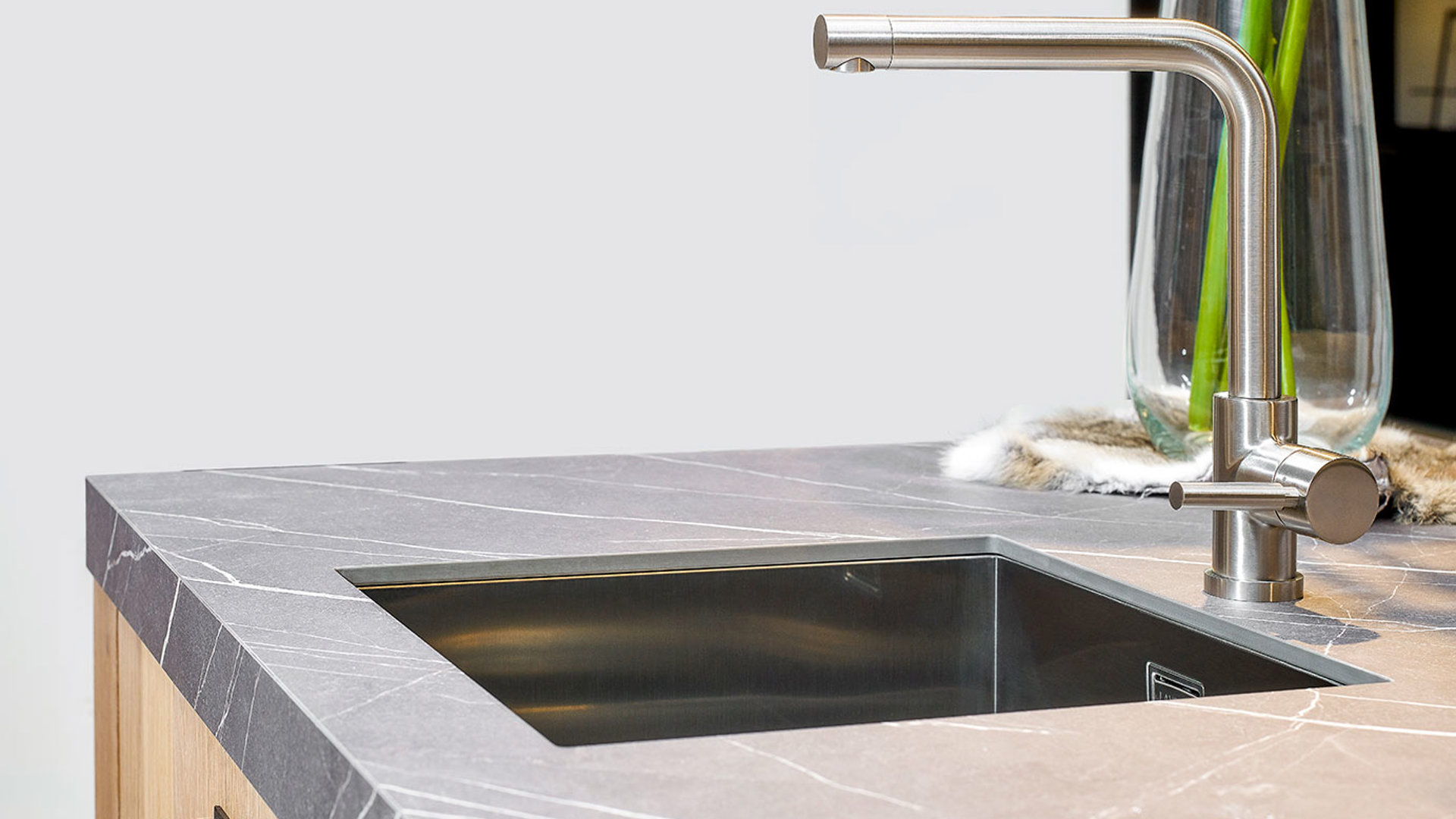 Moderne houten keuken, kraan en spoelbak