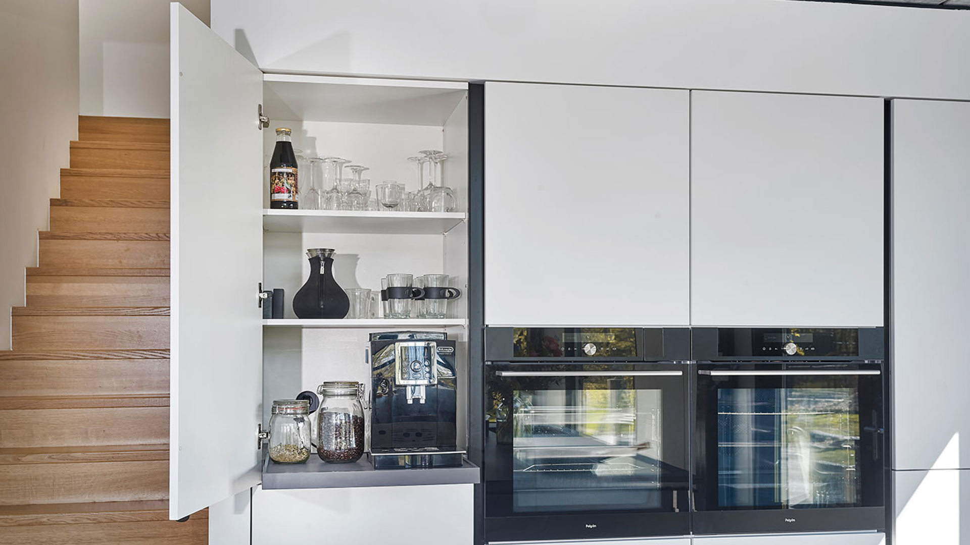 Moderne keuken Amersfoort, witte kastenwand met zwarte greeplijst