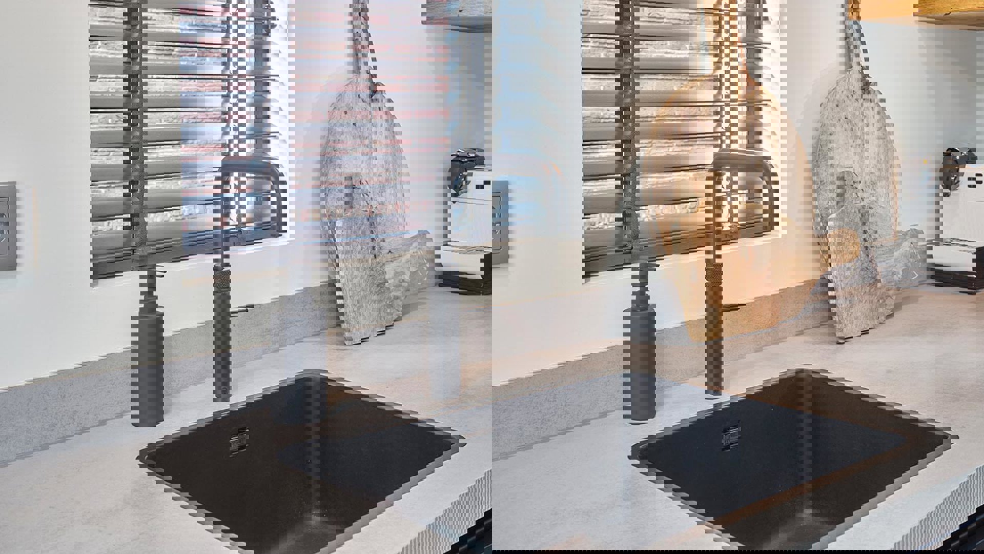 Zwarte moderne keuken Haarlem, zwarte Quooker en spoelbak