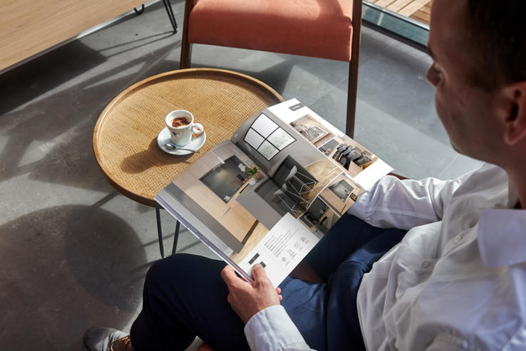 Magazine-2021-mockup-man-lezen-keuken.jpg