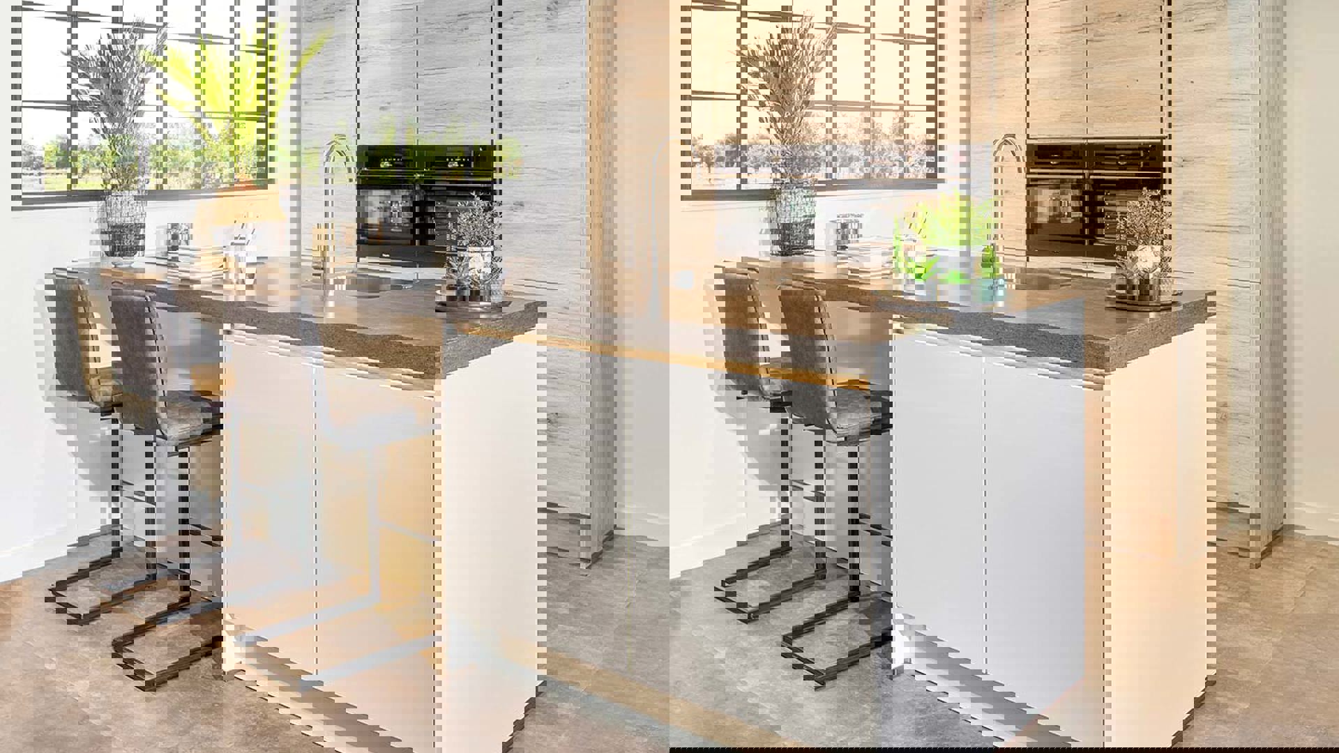 Moderne keuken met eiland, greeploos wit