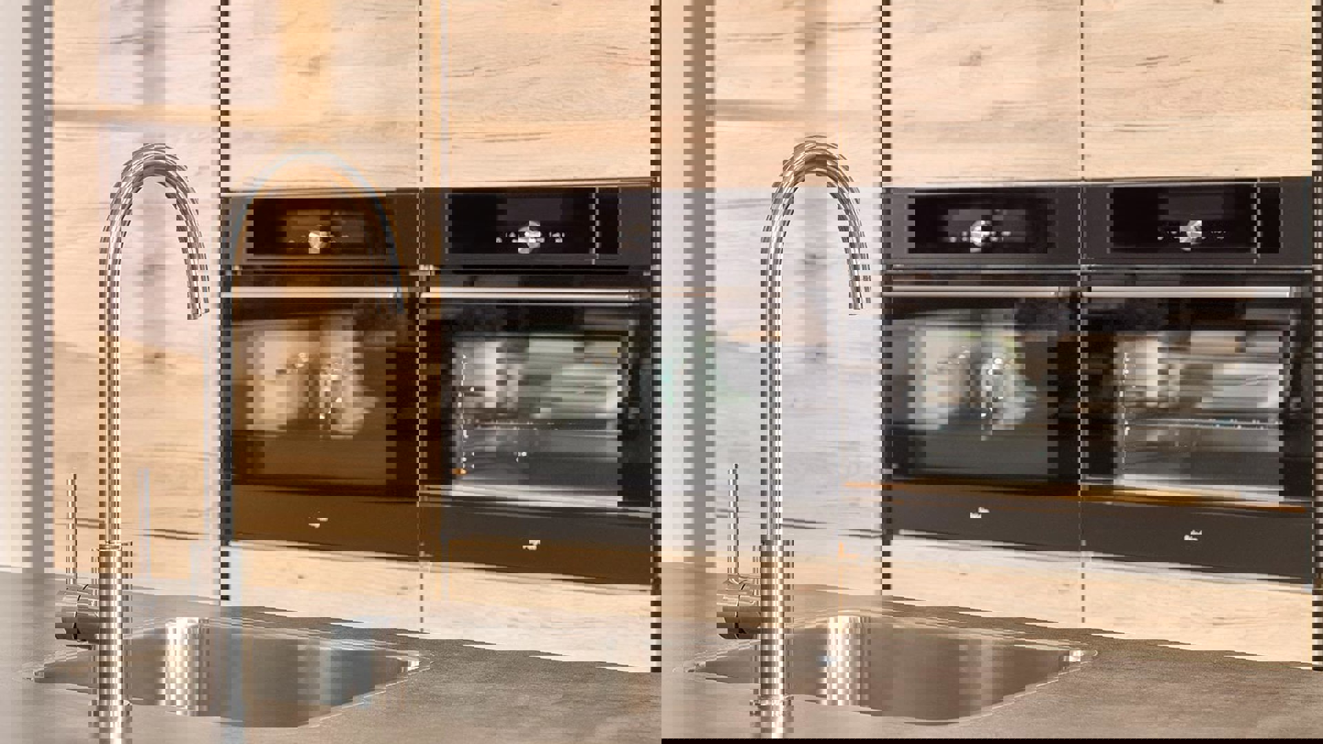 Moderne keuken met eiland, kraan en spoelbak