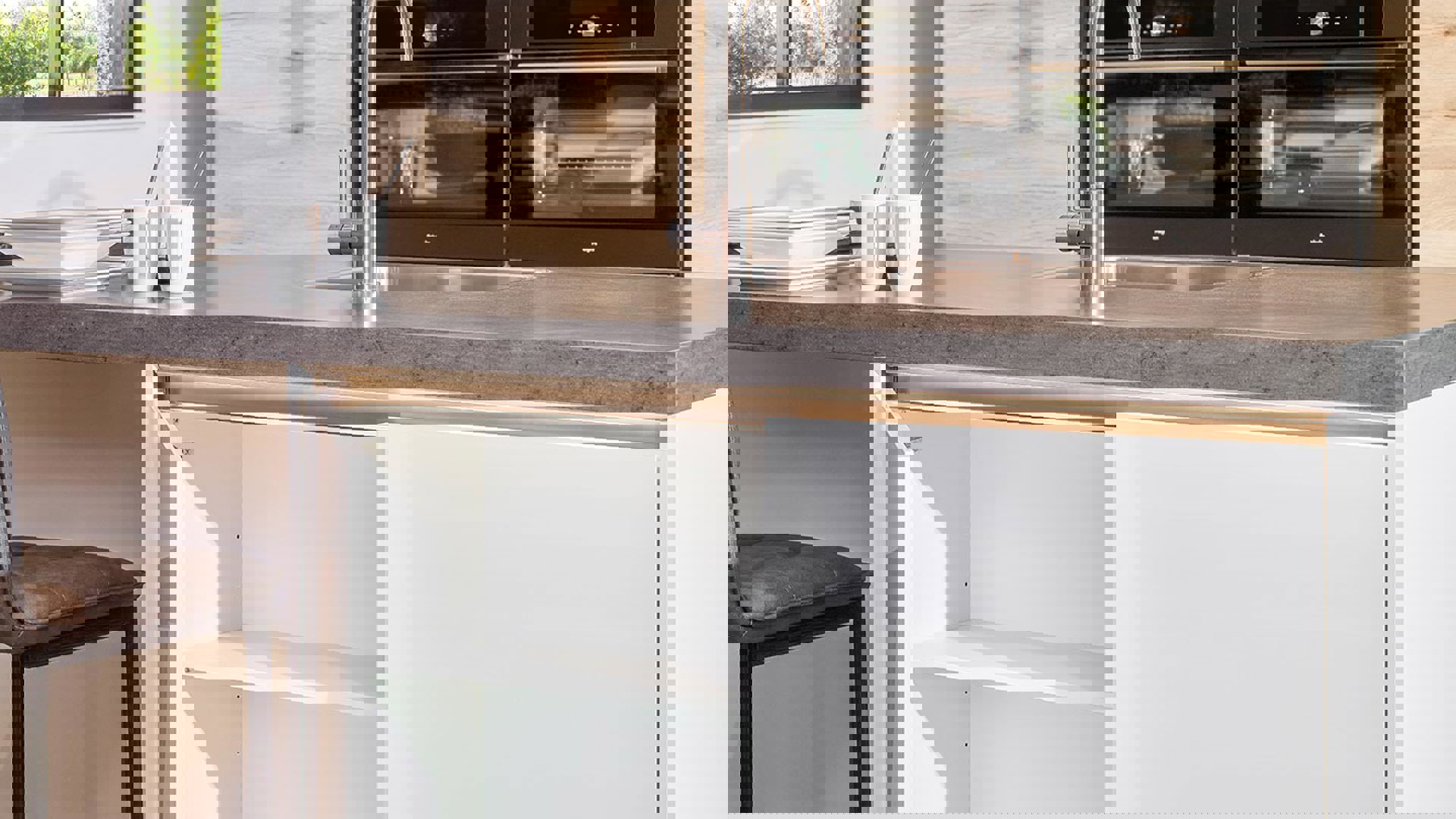 Moderne keuken met eiland, binnenkant kast