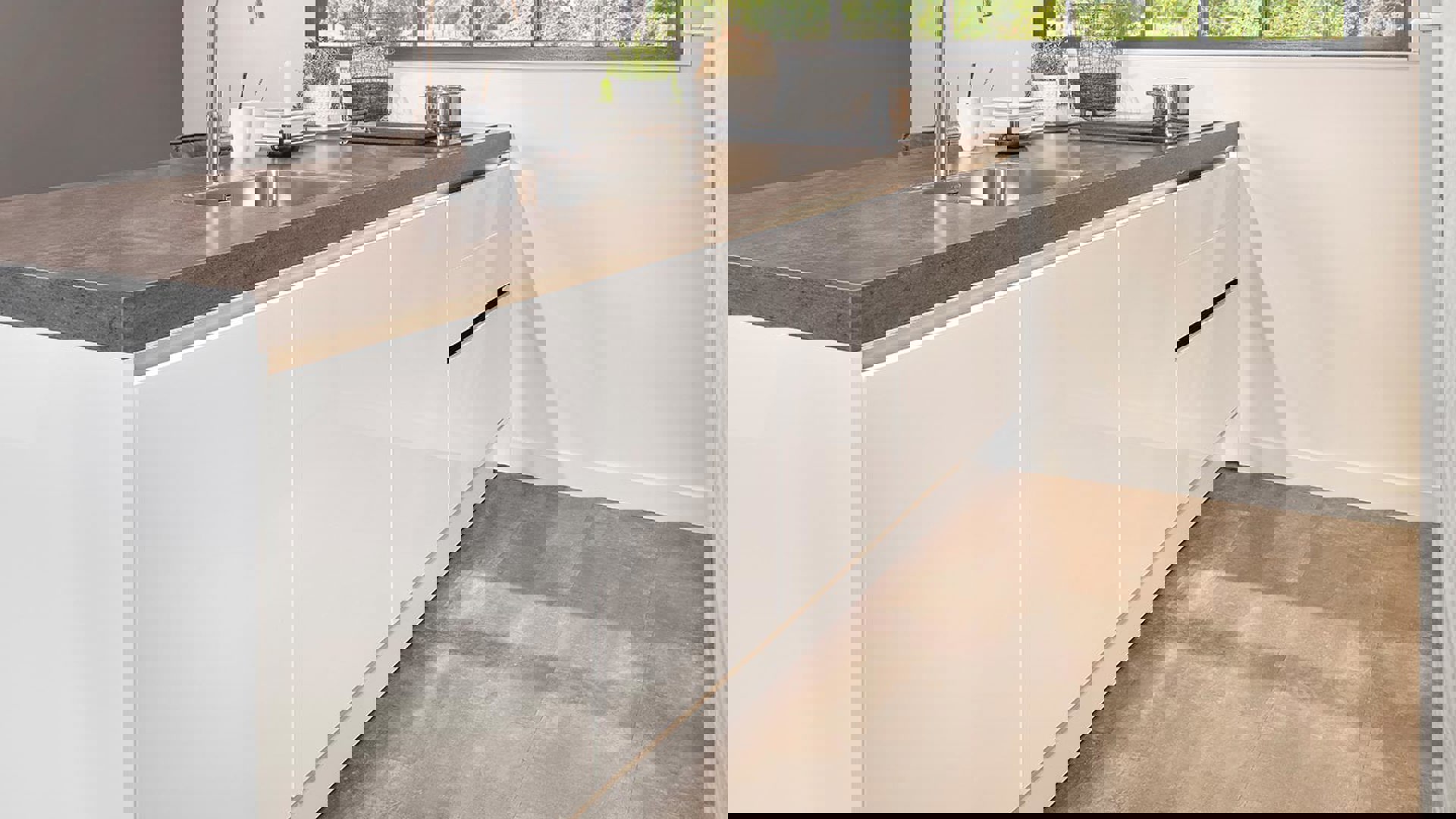 Moderne keuken met eiland, greeploos wit