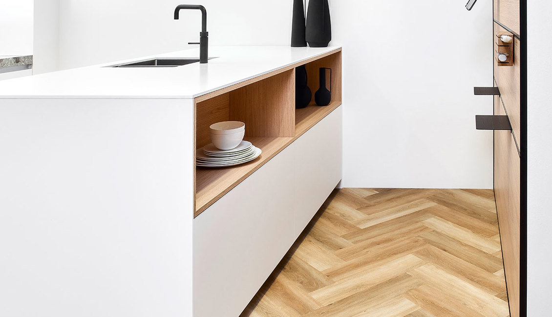 Witte luxe keuken met eiland, parallel