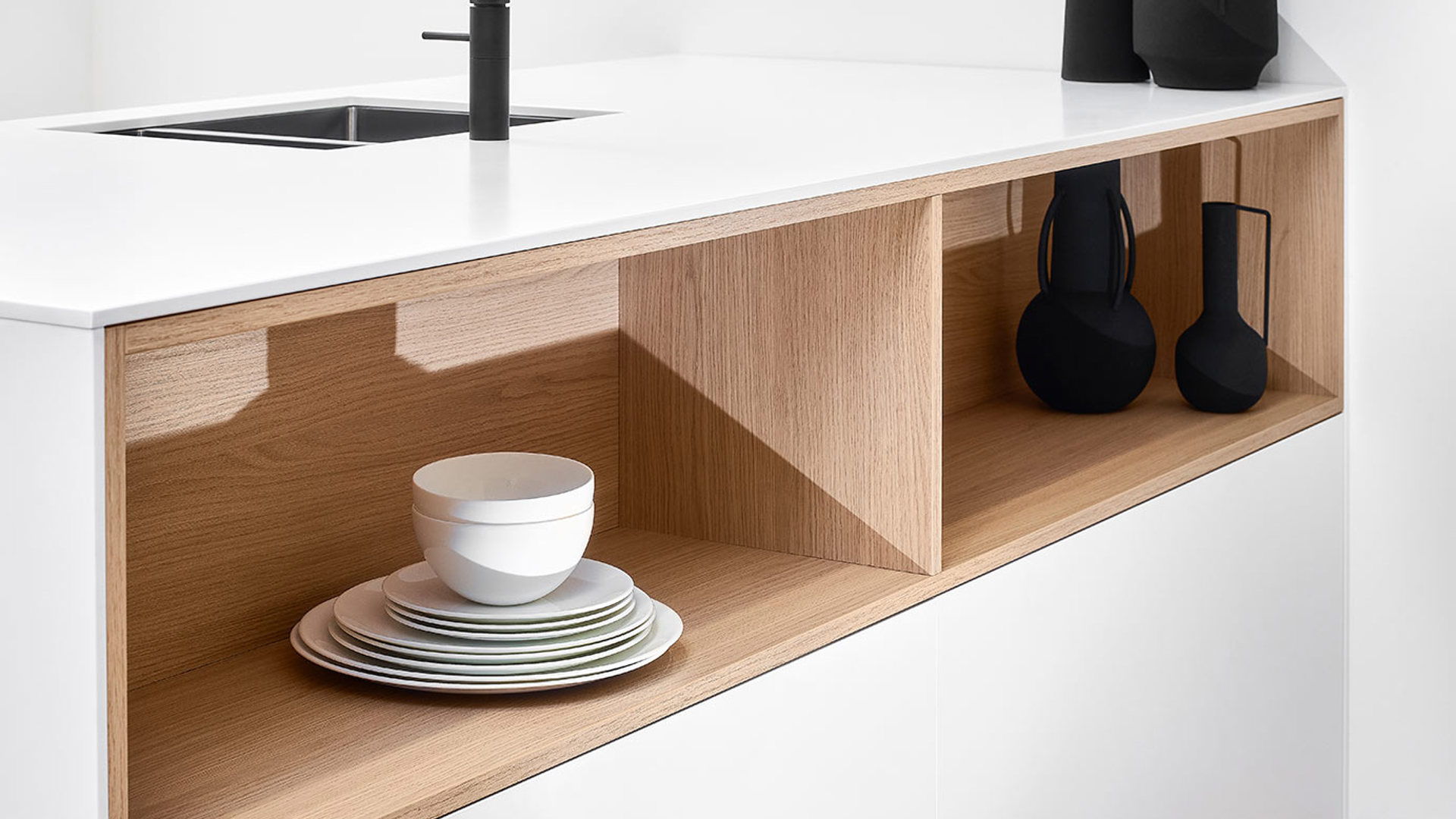 Witte luxe keuken met eiland, houten nis