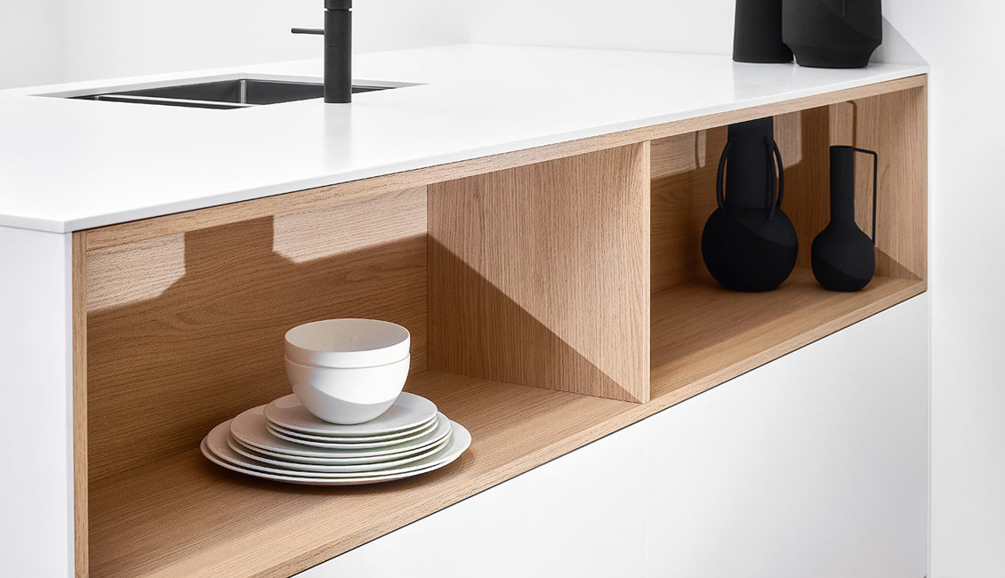 Witte luxe keuken met eiland, houten nis